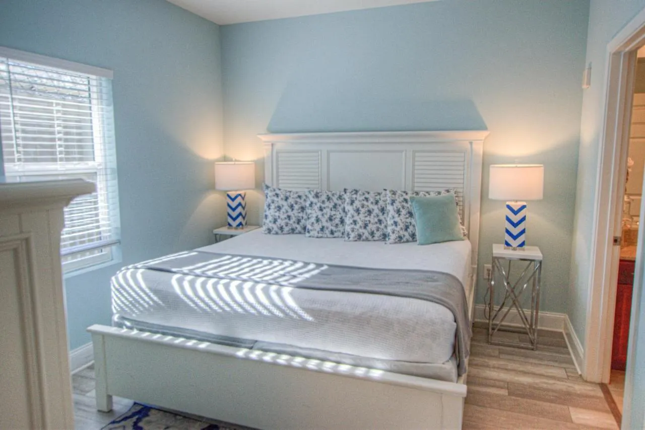 Semesterbostad Laketown 302! Beautiful 1 Bd, 2Ba! Lower Floor, Multiple Pools! Panama City Beach